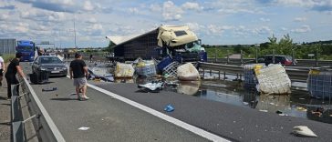 Accident cu două TIR-uri pe autostrada A1, în judeţul Arad/ Circulaţia este deviată FOTO