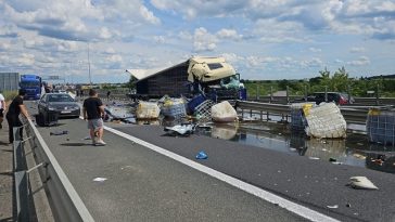 Accident cu două TIR-uri pe autostrada A1, în judeţul Arad/ Circulaţia este deviată FOTO