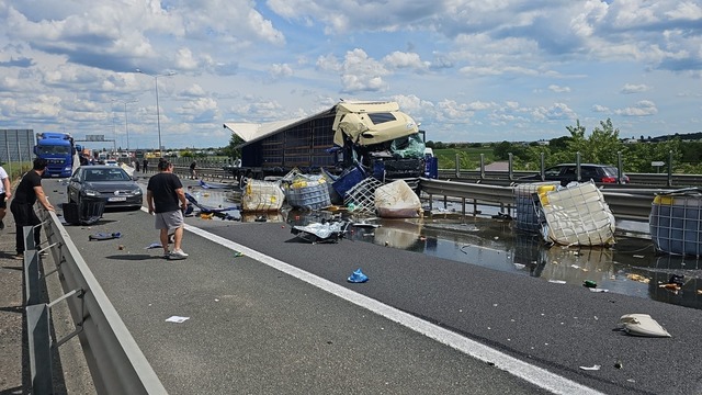 Accident cu două TIR-uri pe autostrada A1, în judeţul Arad/ Circulaţia este deviată FOTO