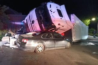 Vâlcea: Trafic blocat pe DN 7, la Bujoreni, după ce un TIR s-a răsturnat pe un autoturism parcat/ Nu sunt persoane rănite – FOTO