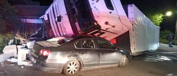 Vâlcea: Trafic blocat pe DN 7, la Bujoreni, după ce un TIR s-a răsturnat pe un autoturism parcat/ Nu sunt persoane rănite – FOTO