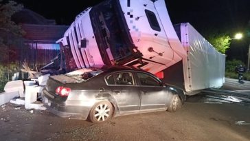 Vâlcea: Trafic blocat pe DN 7, la Bujoreni, după ce un TIR s-a răsturnat pe un autoturism parcat/ Nu sunt persoane rănite – FOTO