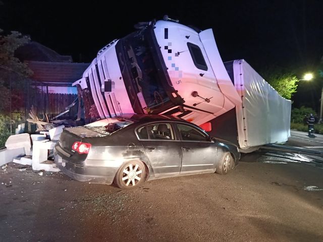 Vâlcea: Trafic blocat pe DN 7, la Bujoreni, după ce un TIR s-a răsturnat pe un autoturism parcat/ Nu sunt persoane rănite – FOTO