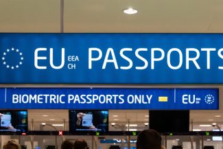 Eurostat: Aproape 6 milioane de imigranţi în UE, în 2024 / Din 1,2 milioane de cetăţenii acordate, cele mai mari grupuri care au dobândit cetăţenia au fost sirienii şi marocanii / În România, 64% dintre imigranţi deţineau cetăţenie naţională