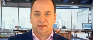 Economist: Nivelul istoric la care a ajuns cursul este nota de plată a impredictibilităţii politice. Sper ca BNR să intervină şi să încerce să menţină un nivel al cursului apropiat de cel de acum. Cotaţia leului evoluează pe o gheaţă extrem de subţire