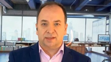 Economist: Nivelul istoric la care a ajuns cursul este nota de plată a impredictibilităţii politice. Sper ca BNR să intervină şi să încerce să menţină un nivel al cursului apropiat de cel de acum. Cotaţia leului evoluează pe o gheaţă extrem de subţire