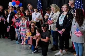 Donald Trump creşte cu 10.000 cota refugiaţilor, pentru a primi albi sud-africani suplimentari. SUA au primit de la începutul anului 4.499 de refugiaţi, toţi sud-africani, mai puţin trei afgani