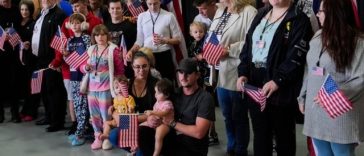 Donald Trump creşte cu 10.000 cota refugiaţilor, pentru a primi albi sud-africani suplimentari. SUA au primit de la începutul anului 4.499 de refugiaţi, toţi sud-africani, mai puţin trei afgani
