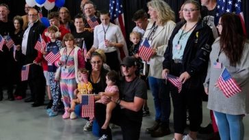 Donald Trump creşte cu 10.000 cota refugiaţilor, pentru a primi albi sud-africani suplimentari. SUA au primit de la începutul anului 4.499 de refugiaţi, toţi sud-africani, mai puţin trei afgani