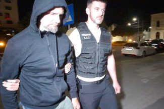 Fetiţă rănită grav după ce a fost atacată de un bărbat, pe o stradă din Alba Iulia – VIDEO