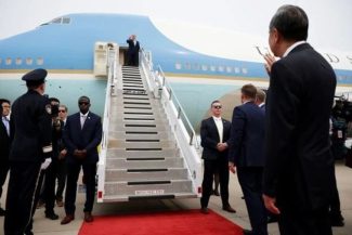“Nimic din China nu este permis în avion”. Echipa lui Trump a aruncat telefoanele, ecusoanele şi cadourile primite de la chinezi înainte de îmbarcarea în Air Force One