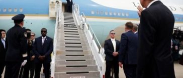 “Nimic din China nu este permis în avion”. Echipa lui Trump a aruncat telefoanele, ecusoanele şi cadourile primite de la chinezi înainte de îmbarcarea în Air Force One
