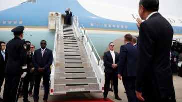 “Nimic din China nu este permis în avion”. Echipa lui Trump a aruncat telefoanele, ecusoanele şi cadourile primite de la chinezi înainte de îmbarcarea în Air Force One