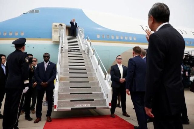 “Nimic din China nu este permis în avion”. Echipa lui Trump a aruncat telefoanele, ecusoanele şi cadourile primite de la chinezi înainte de îmbarcarea în Air Force One