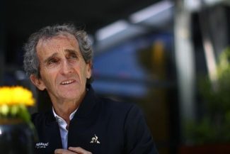 Campionul mondial de Formula 1, Alain Prost, a fost victima unui jaf. El a fost rănit la cap