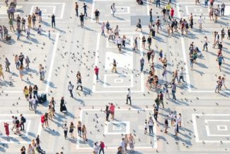 Eurostat: În 2025, UE avea 451 de milioane de locuitori, cu un milion mai mult decât în ​​2024/ România, printre ţările cu cea mai mare scădere a populaţiei/ 6% din cetăţenii UE, peste 80%/ Media de vârstă a ajuns la 44,9 ani, în creştere în toate ţările