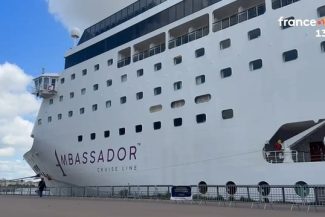Peste 1.700 de pasageri, majoritatea britanici şi irlandezi, izolaţi la Bordeaux, pe un pachebot de croazieră, după moartea unui pasager de 90 de ani într-o presupusă epidemie de gastroenterită. Nava Ambassador Cruise Line venea din Insulele Shetland cătr