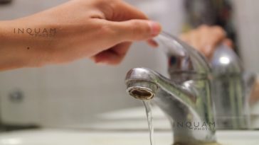 Compania de Apă Someş face un ”apel insistent” la consumatori să folosească apa potabilă de la reţea doar în scopuri casnice, nu şi pentru irigaţii sau umplerea piscinelor