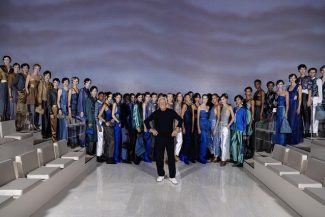 Giorgio Armani ar putea vinde un pachet de 15% din acţiunile sale către LVMH, L’Oréal şi EssilorLuxottica