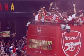 Arsenal a sărbătorit titlul de campioană a Angliei, la Londra, la o zi după finala pierdută în faţa PSG – VIDEO