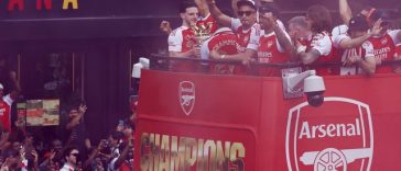 Arsenal a sărbătorit titlul de campioană a Angliei, la Londra, la o zi după finala pierdută în faţa PSG – VIDEO