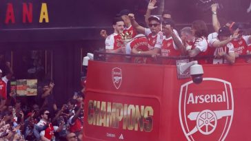 Arsenal a sărbătorit titlul de campioană a Angliei, la Londra, la o zi după finala pierdută în faţa PSG – VIDEO