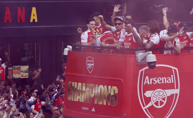 Arsenal a sărbătorit titlul de campioană a Angliei, la Londra, la o zi după finala pierdută în faţa PSG – VIDEO