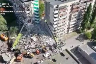 Rusia loveşte Ucraina în cel mai mare atac prelungit cu drone de la începutul războiului: cel puţin opt morţi la Kiev şi zeci de răniţi. Alarmele au sunat timp de 11 ore