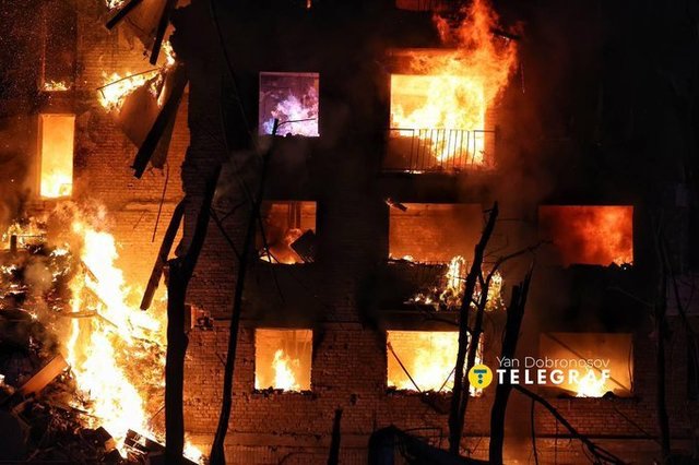 Kievul a fost ţinta unui atac masiv cu rachete balistice şi drone ruseşti; cel puţin o persoană a murit şi 16 au fost rănite