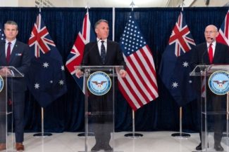 Australia urmează să primească submarine americane cu propulsie nucleară la mâna a doua în cadrul unei ”raţionalizări” a Acordului AUKUS. Acordul iniţial prevedea două noi şi unul în serviciu