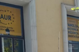 Anchetă a Poliţiei, după ce sediul AUR Cluj-Napoca a fost vandalizat/ Un bărbat suspectat că a aruncat cu o piatră într-un geam a fost dus la audieri