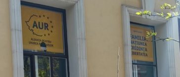 Anchetă a Poliţiei, după ce sediul AUR Cluj-Napoca a fost vandalizat/ Un bărbat suspectat că a aruncat cu o piatră într-un geam a fost dus la audieri