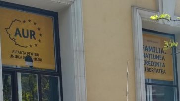 Anchetă a Poliţiei, după ce sediul AUR Cluj-Napoca a fost vandalizat/ Un bărbat suspectat că a aruncat cu o piatră într-un geam a fost dus la audieri