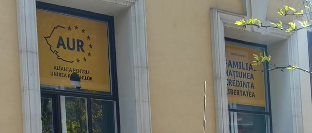 Anchetă a Poliţiei, după ce sediul AUR Cluj-Napoca a fost vandalizat/ Un bărbat suspectat că a aruncat cu o piatră într-un geam a fost dus la audieri