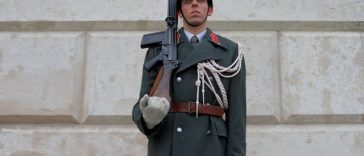 În Austria, militarii îşi vor putea face coc