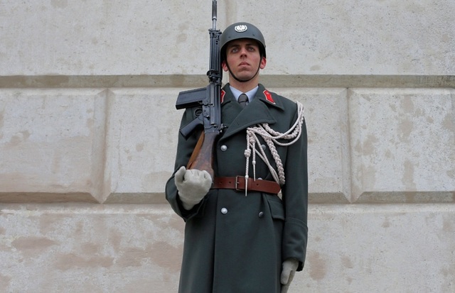 În Austria, militarii îşi vor putea face coc
