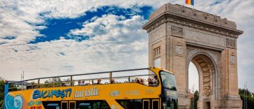 Autobuzele turistice din Bucureştiului revin pe traseu de vineri/ Traseul are 16 kilometri dus-întors şi include cele mai frumoase destinaţii turistice ale Capitalei/ Tarif promoţional în prima lună
