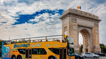 Autobuzele turistice din Bucureştiului revin pe traseu de vineri/ Traseul are 16 kilometri dus-întors şi include cele mai frumoase destinaţii turistice ale Capitalei/ Tarif promoţional în prima lună