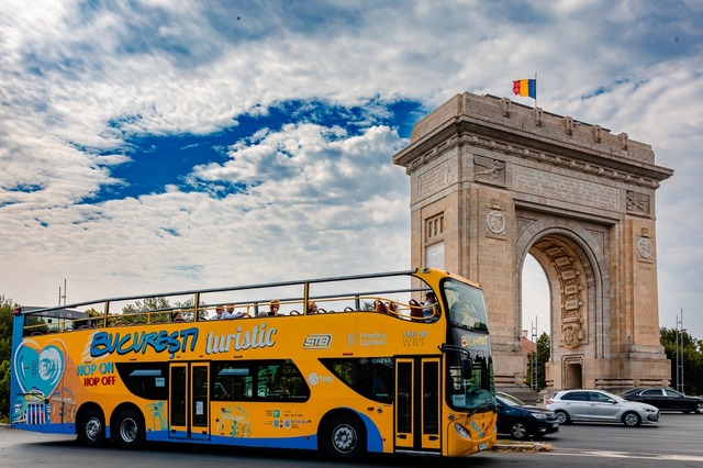 Autobuzele turistice din Bucureştiului revin pe traseu de vineri/ Traseul are 16 kilometri dus-întors şi include cele mai frumoase destinaţii turistice ale Capitalei/ Tarif promoţional în prima lună