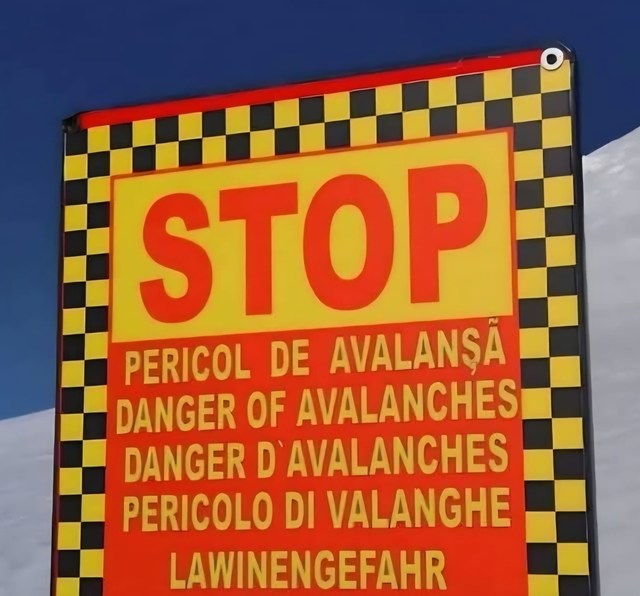 Avalanşă pe Valea Coştilei, în Munţii Bucegi. Primele date arată că cel puţin un schior a fost surprins de valul de zăpadă