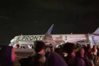 SUA – Un avion a lovit un pieton la decolare, în Denver. Cei 224 de pasageri au fost evacuaţi pe toboganele de urgenţă – VIDEO