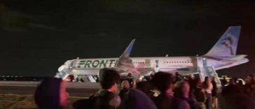 SUA – Un avion a lovit un pieton la decolare, în Denver. Cei 224 de pasageri au fost evacuaţi pe toboganele de urgenţă – VIDEO