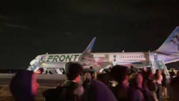 SUA – Un avion a lovit un pieton la decolare, în Denver. Cei 224 de pasageri au fost evacuaţi pe toboganele de urgenţă – VIDEO
