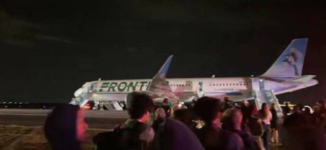 SUA – Un avion a lovit un pieton la decolare, în Denver. Cei 224 de pasageri au fost evacuaţi pe toboganele de urgenţă – VIDEO