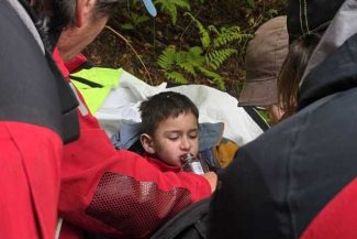Sibiu – Copilul de 5 ani găsit după două zile de căutări, în pădure, a fost externat din spital