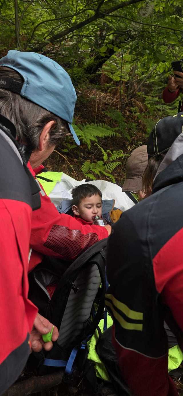 Sibiu – Copilul de 5 ani găsit după două zile de căutări, în pădure, a fost externat din spital