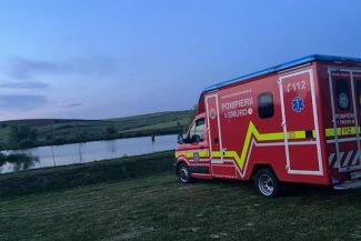 Satu Mare: Bărbat mort după ce a căzut într-o baltă dintre localităţile Tăşnad şi Blaja/ Acesta a fost scos din apă de pompierii militari