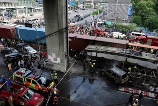Cel puţin opt morţi şi 25 de răniţi după o coliziune cu un tren care a provocat incendiul unui autobuz în Thailanda