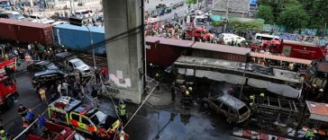 Cel puţin opt morţi şi 25 de răniţi după o coliziune cu un tren care a provocat incendiul unui autobuz în Thailanda