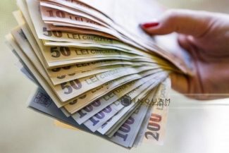 Record istoric. Leul îşi continuă trendul descendent în ziua moţiunii de cenzură depăşind un nou prag psihologic. BNR a anunţat pentru marţi un curs de 5,21 lei pentru un euro